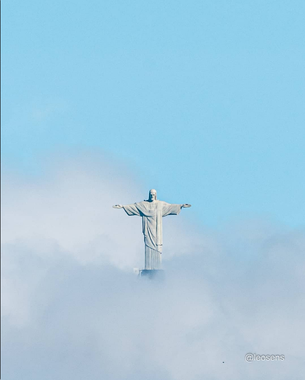 雲端上的救世基督像。（翻攝自IG@leosens）